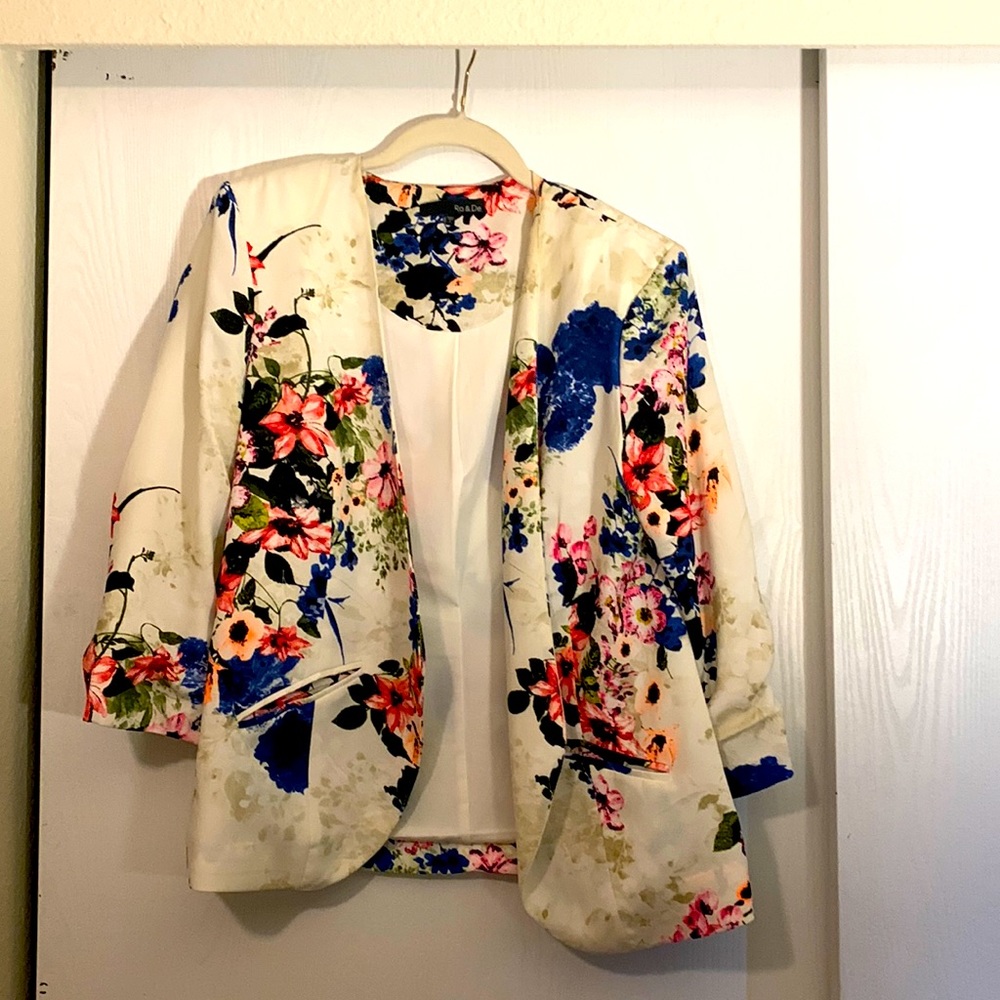 Cute floral open blazer! Bought at Nordstrom and only worn a few times. Size L